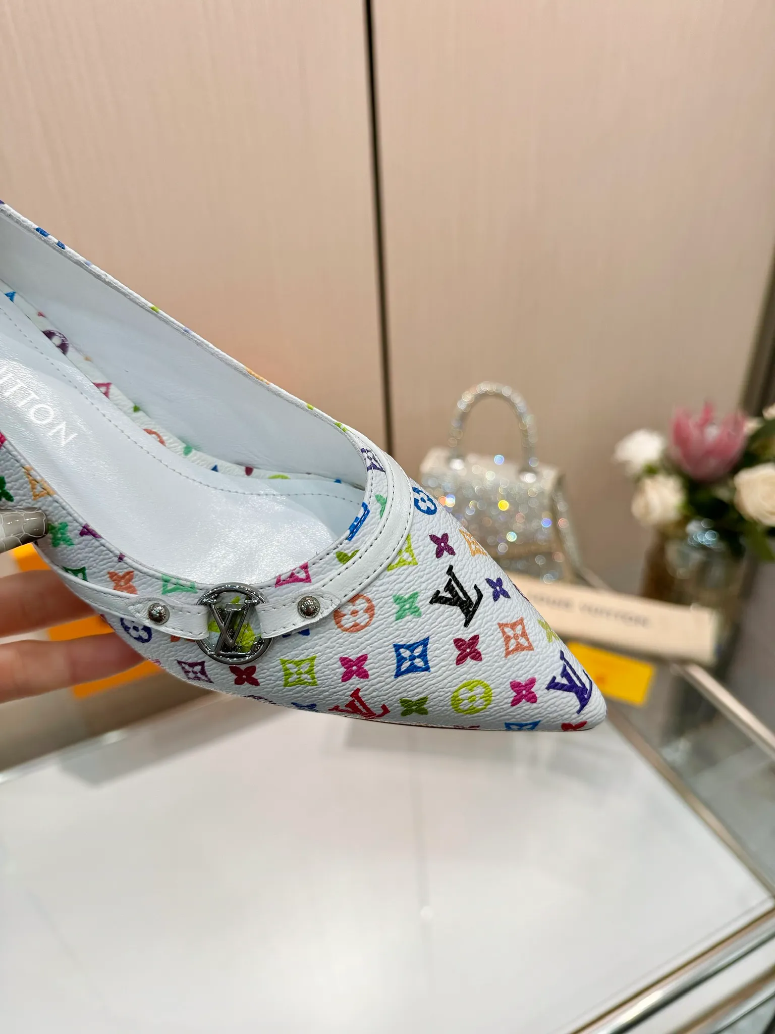👟👟Ex-factory price 640👟👟Purchase level], Louis Vuitton 2025 official website early spring series! Perfect last shape, new pointed toe🆕, the official website is updated simultaneously. The small pointed toe is matched with a hollow leather strip and a small square buckle to adjust the elasticity. LV hardware "logo" is embellished. It is full of details and a visual feast. 💯It is difficult to conceal the elegant temperament of LV. It is comfortable and easy to wear, and full of femininity. The new original reverse mold last has the ultimate 1:1 shape, exquisite workmanship, and imported high-end fabrics showing exquisite texture! Fabric: Imported lambskin, cow patent leather/Presbyopia/denim. High-quality soft sheepskin lining. Feet: imported goatskin, Italian genuine leather outsole. 5.5 lacquered heels. Number of yards: 34-41 (34.40, 41, customization is non-returnable and non-exchangeable)